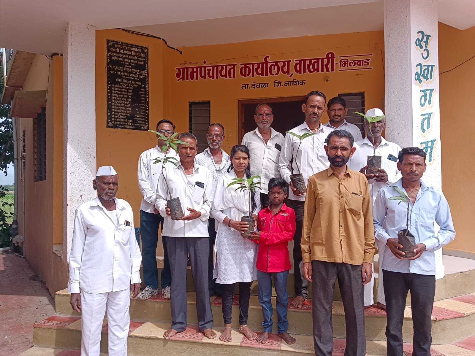 गावात केसर आंबा रोपे वाटप करताना ग्रामस्थ – 15 जुलै 2025