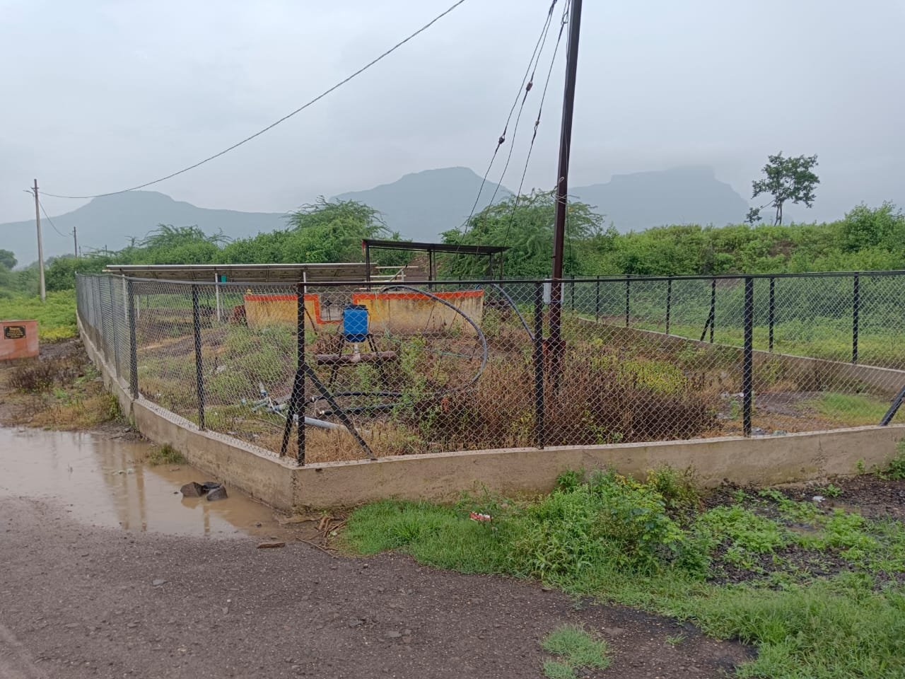 पाणीपुरवठा विहिरीस सुरक्षेसाठी कुंपण बांधकाम पूर्ण